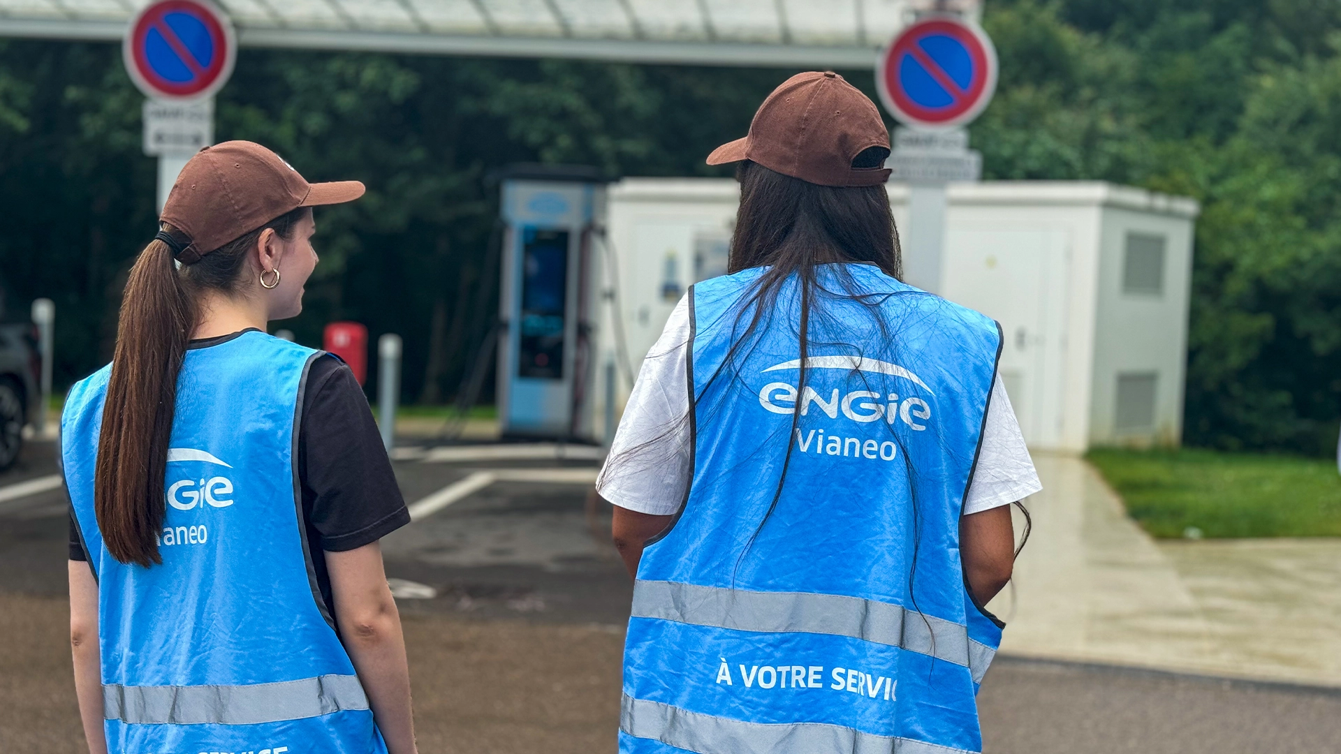 Les Gilets Bleus ENGIE Vianeo accompagnant les conducteurs sur une station de recharge autoroutière pendant les périodes de fortes affluences