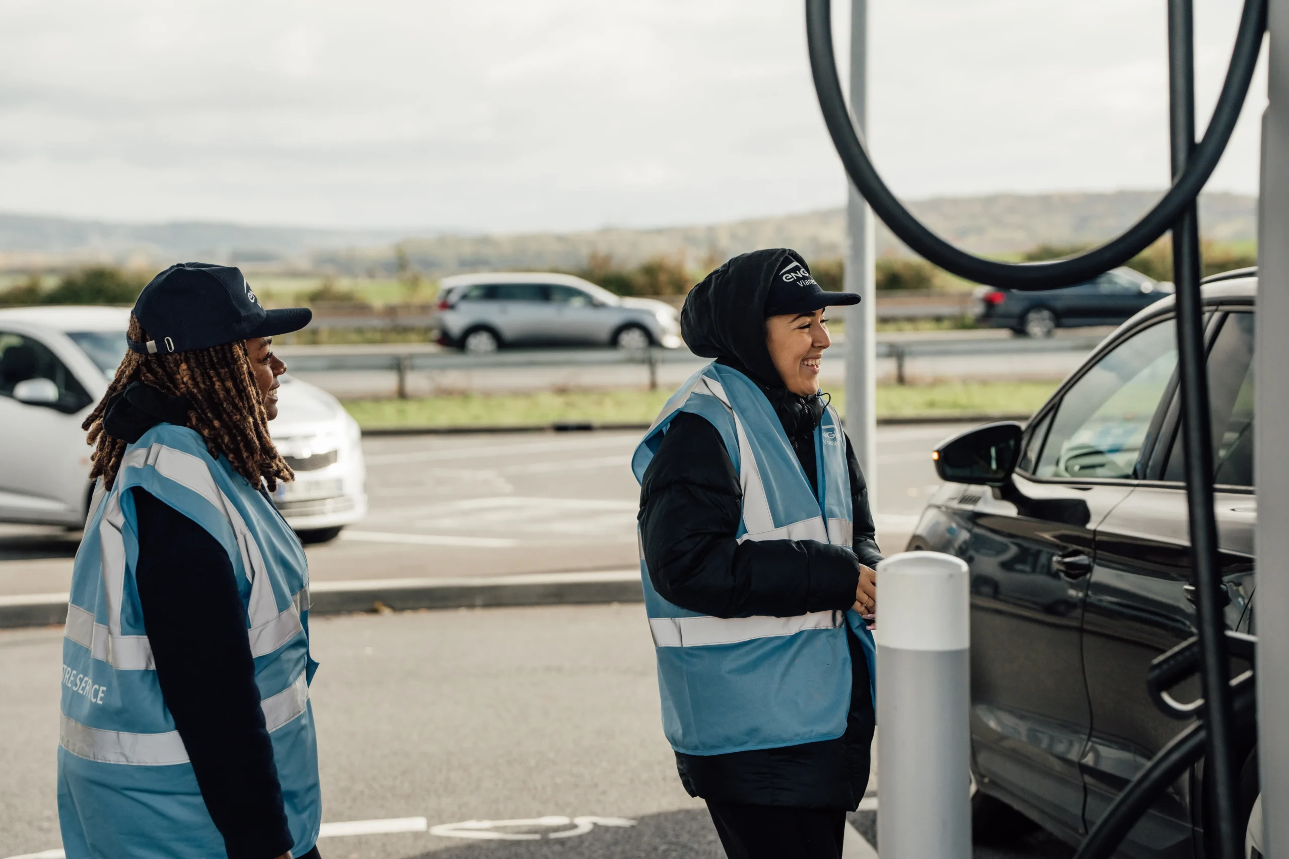 Les Gilets Bleus ENGIE Vianeo accompagnant les conducteurs sur une station de recharge autoroutière pendant les périodes de fortes affluences