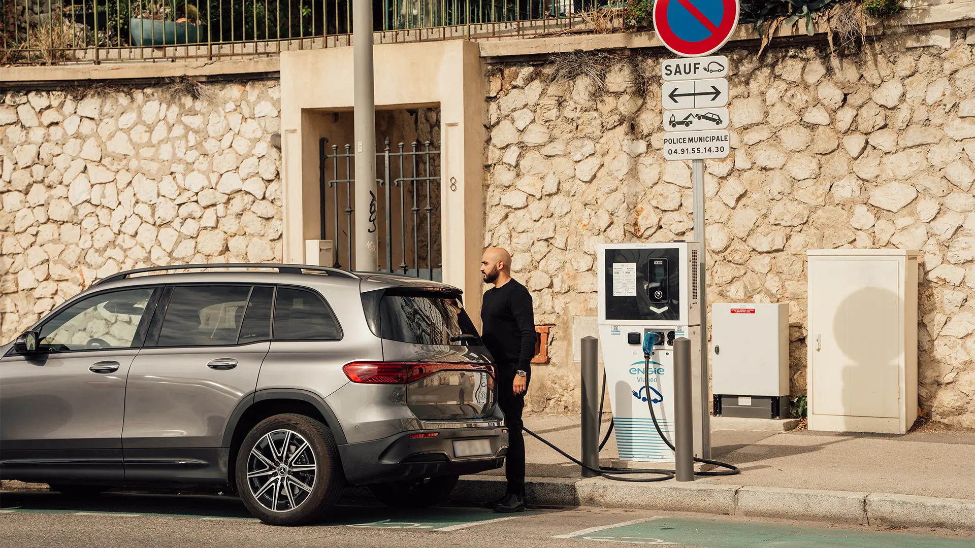 Voiture qui se recharge sur une bornes publique ENGIE Vianeo