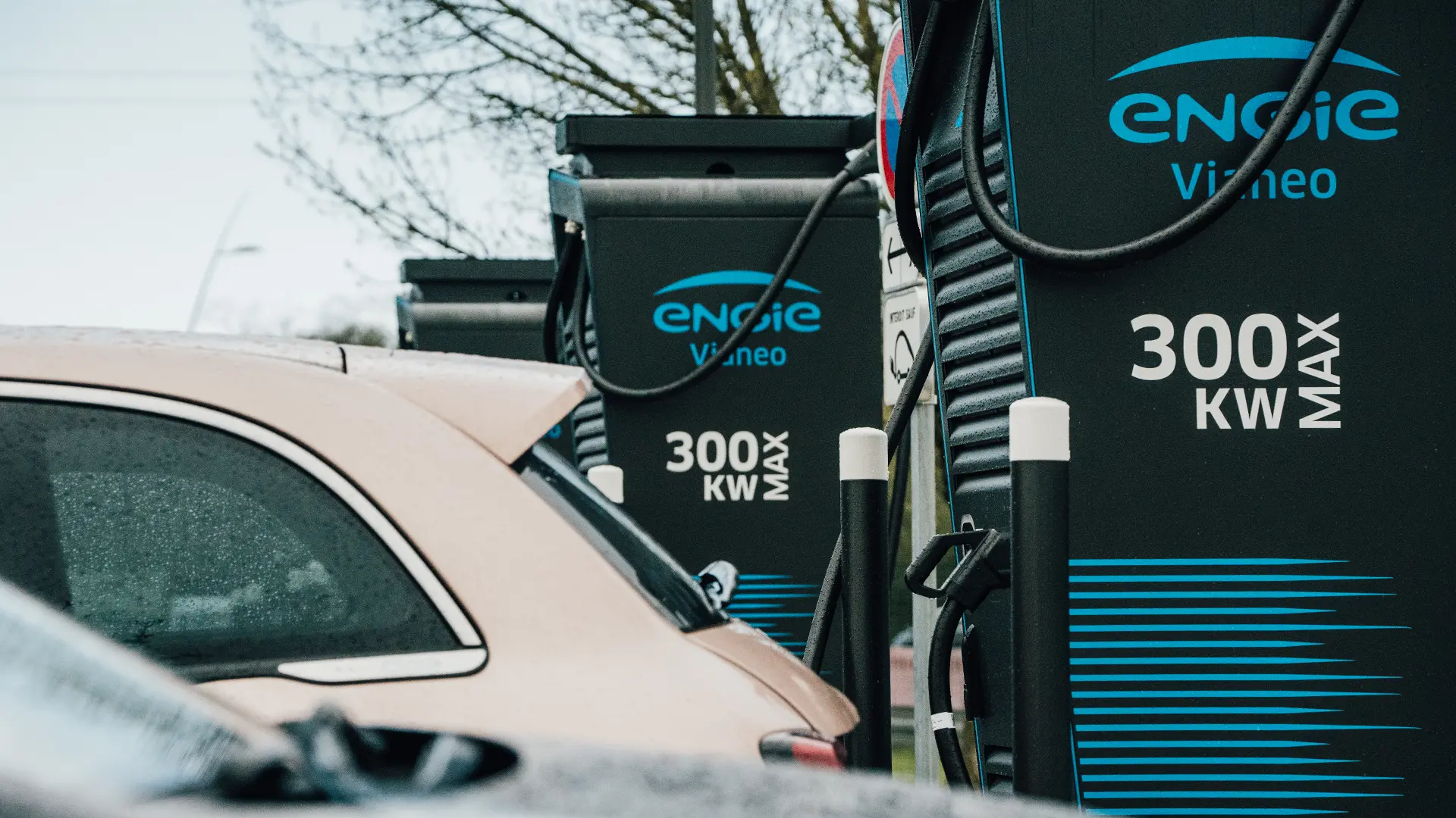Voiture qui se recharge sur une borne ENGIE Vianeo 300kW